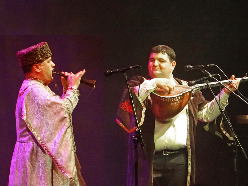 Los ashiqs azerbaiyanos son artistas integrales que combinan poesía, narración, danza, canto e interpretación de instrumentos típicos de la región, fungiendo como uno de los principales símbolos de la cultura de ese país del Cáucaso, así como de emblema de la identidad nacional y guardianes del idioma, la literatura y la música local.